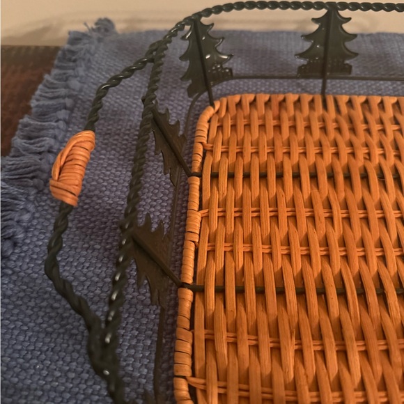 ❌SOLD❌ Christmas Tree 13x9 Baking Dish Holder Metal With Woven Tray Basket - Picture 3 of 4